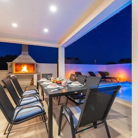 Ferienhaus In Mit Privatem Pool - B58587 別荘 *
