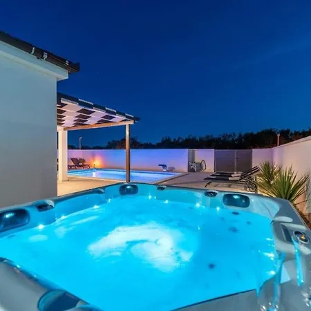 Ferienhaus In Mit Privatem Pool - B58587 Vakantiehuis